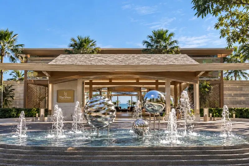 Arrival court with a tiered fountain and sculpted spheres